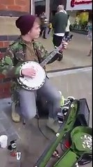 Il joue du banjo comme un dieu en pleine rue