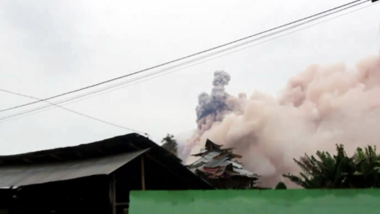 Indonesia's Sinabung erupts again
