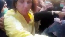 PTI Female Worker Ko Griftar Karte Waqt Kapre Tak Phar Diye