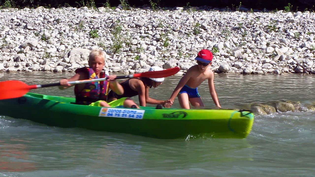 2015 08 Saillans rivière Drôme Lorenzo et Lucie D. canoés (1)