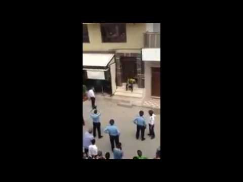 عاجل:قاتل محسن فكري بائع السمك بالحسيمة يهدد بالأنتحار و عناصر اﻷمن تكتفي بالمشاهدة