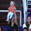 Lion King Cam : les spectateurs NBA lèvent leurs bébés !