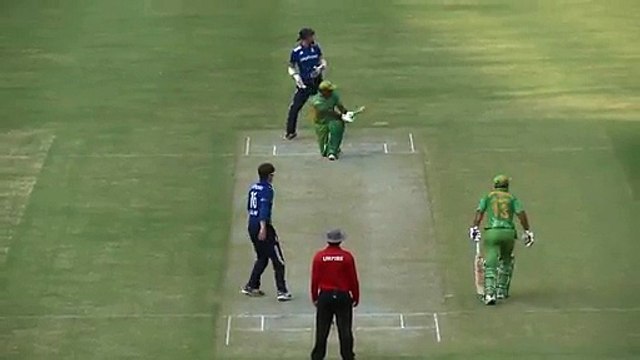 Un joueur de cricket perd sa jambe en pleine action mais continue de courir
