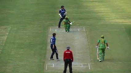 Un joueur de cricket perd sa jambe en pleine action mais continue de courir