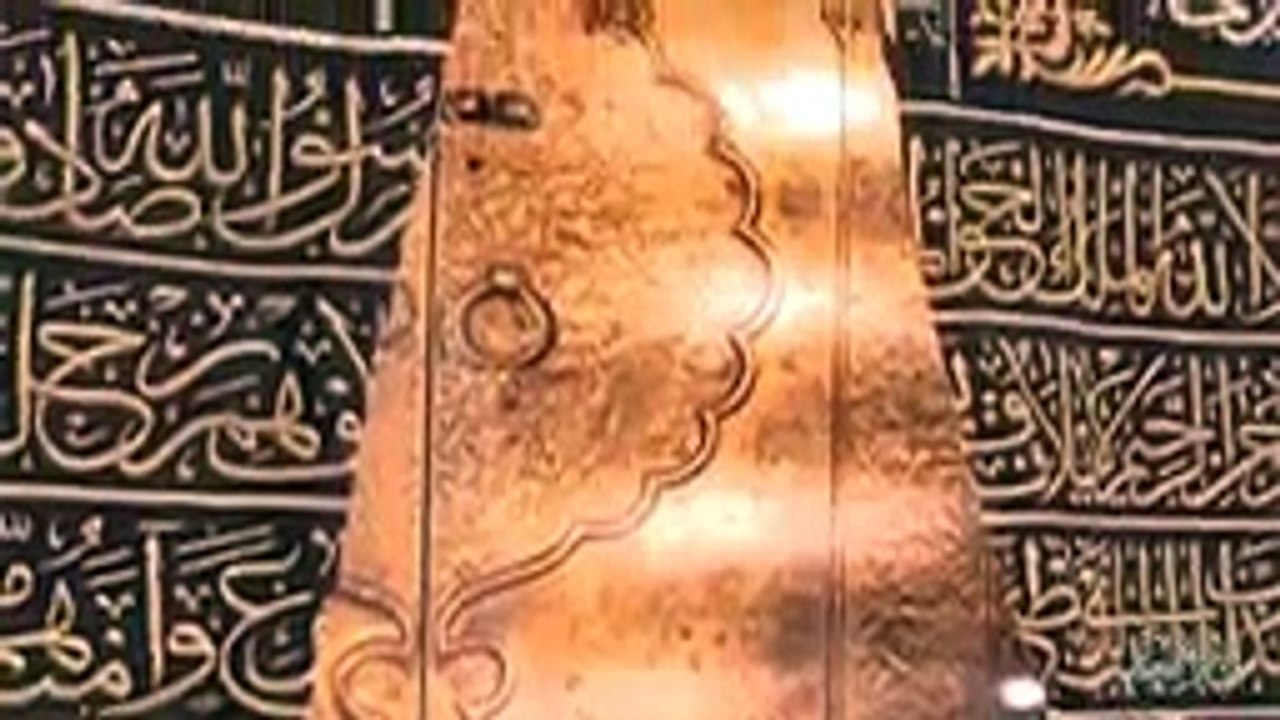 Changing Of Ghilaf e Kaaba  Kiswa by  Maulana Tariq Jameel (2)