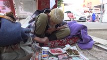 Adana Sokakta Yatıp Kalkan Yaşlının Bankada 100 Bin Lirası Çıktı