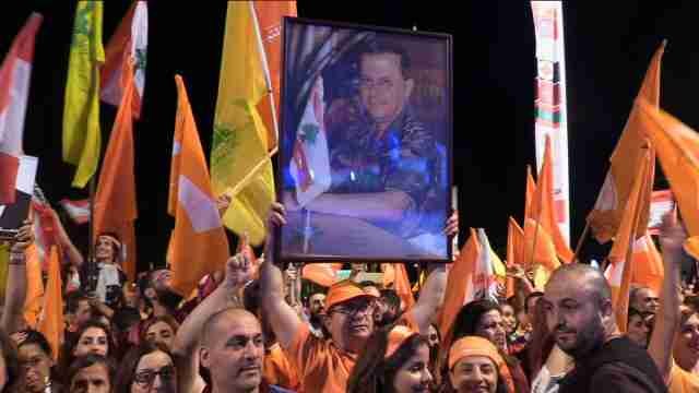 Miles de libaneses celebran en Beirut la investidura de Michel Aoun