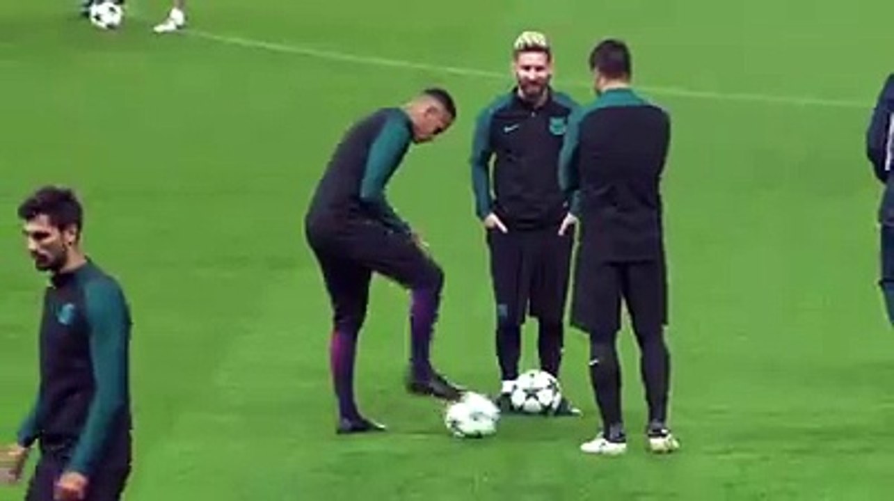 Suarez fait la blague la plus nulle du monde à Neymar qui n'apprécie pas