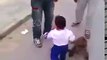 اس چھوٹے سے بچے اور بندر کے بچے کی لڑائ کی اس ویڈیو نے انٹرنیٹ پر دھوم مچادی