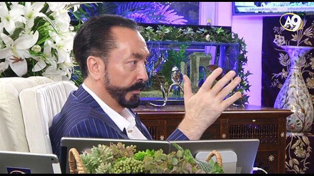 Münafık İslam'a hizmet etmekten çok sıkılır. Bu yüzden vaktini hep boş işlerle geçirmeye çalışır.