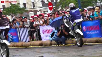 Performing motorcycles and hotgirl