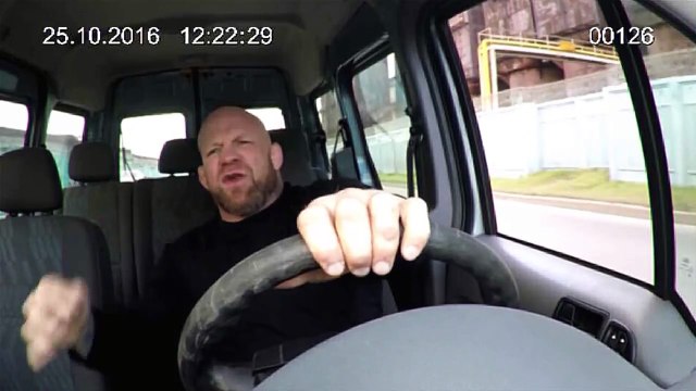 Даун ждет перемен. Монсон пытается петь песню «Мы ждем перемен»