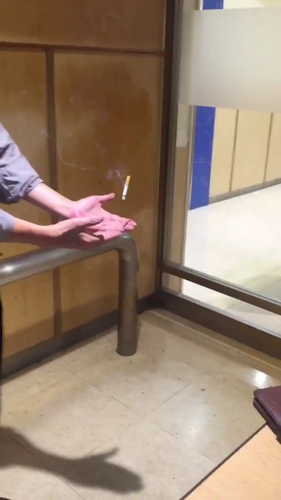 il fait léviter un gobelet et une cigarette ! Ce magicien est bluffant