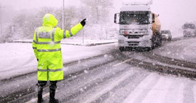 Bolu Dağı'nda Kar Yağışı Ulaşımı Olumsuz Etkiliyor! TIR'lar Durduruldu