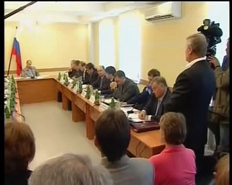 Putin il face pe Deripaska sa semneze fara sa citeasca