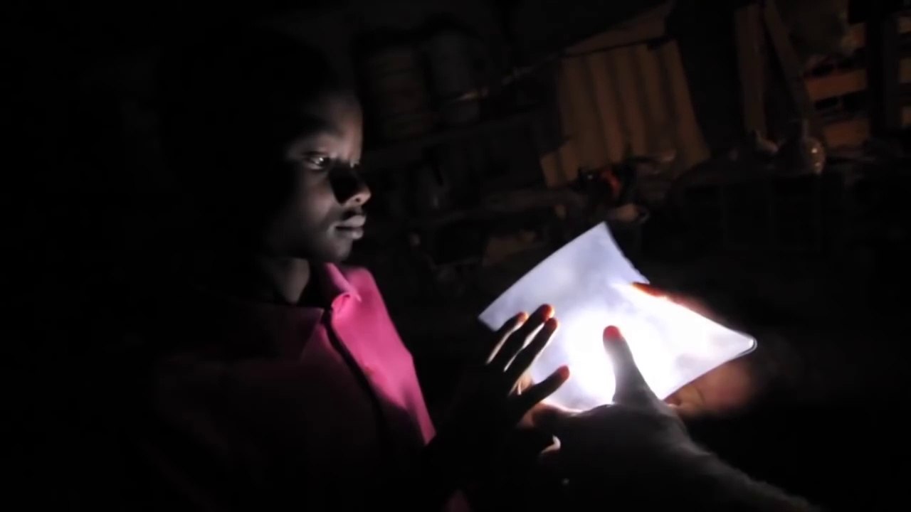 LuminAID, una lámpara solar ecológica para iluminar a los necesitados