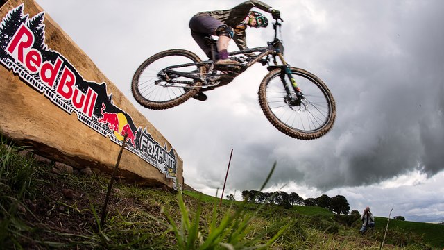 Gee Atherton VS 400 Mountain Bikers | Red Bull Fox Hunt 2016