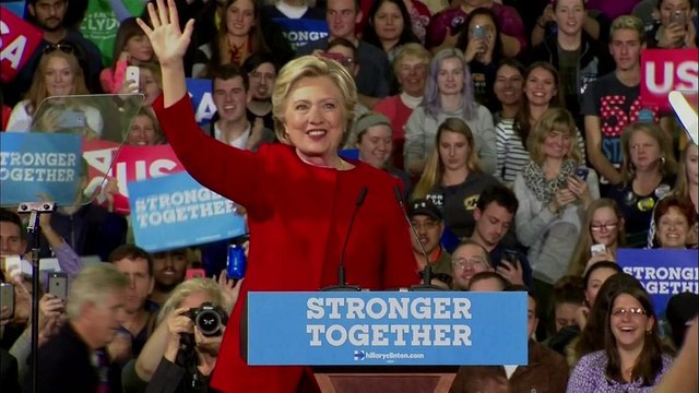 La campaña de Clinton acusa al FBI de doble rasero