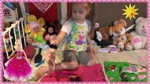 Девочка делает прическу барби ( Barbie ) кен| Girl 3 years and plays Barbie and Ken new