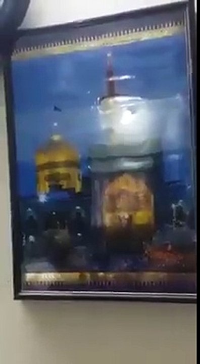 کراچی میں مجلس میں سھید ہونے والے مومن کے گھر مولا رضا ؑ کی تصویر میں علم پاک کا معجزہ سبحان اللہ