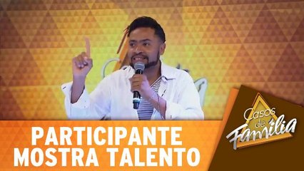 Participante canta no palco do programa