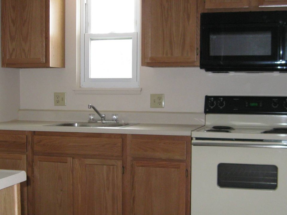 Great 1 bedroom apartments. A/C, Ample Parking. $630