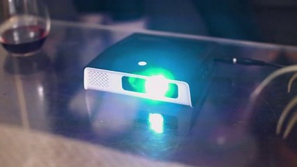 ODIN2, un proyector inteligente que cabe en la palma de la mano