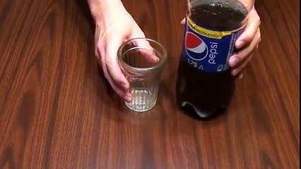 Ce russe vous explique comment faire pour que le Coca ne mousse pas