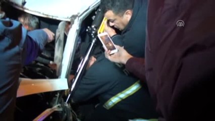 Otomobilde Sıkışan Sürücüyü Itfaiye Kurtardı