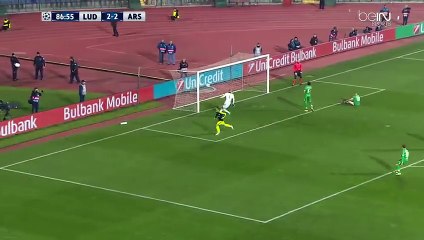 Mesut Özil qui a fait très mal, coup du sombrero sur le gardien, et RIP aux deux défenseurs !