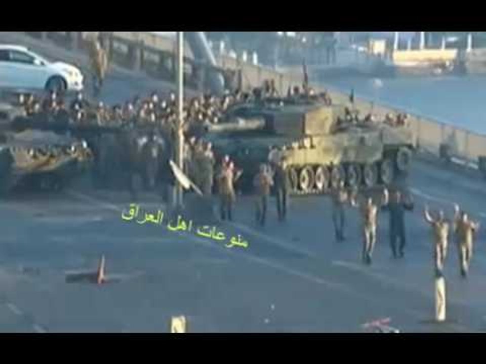 الفيديو: تسليم الجنود الذين نفذوا الانقلاب على جسر البوسفور في تركيا