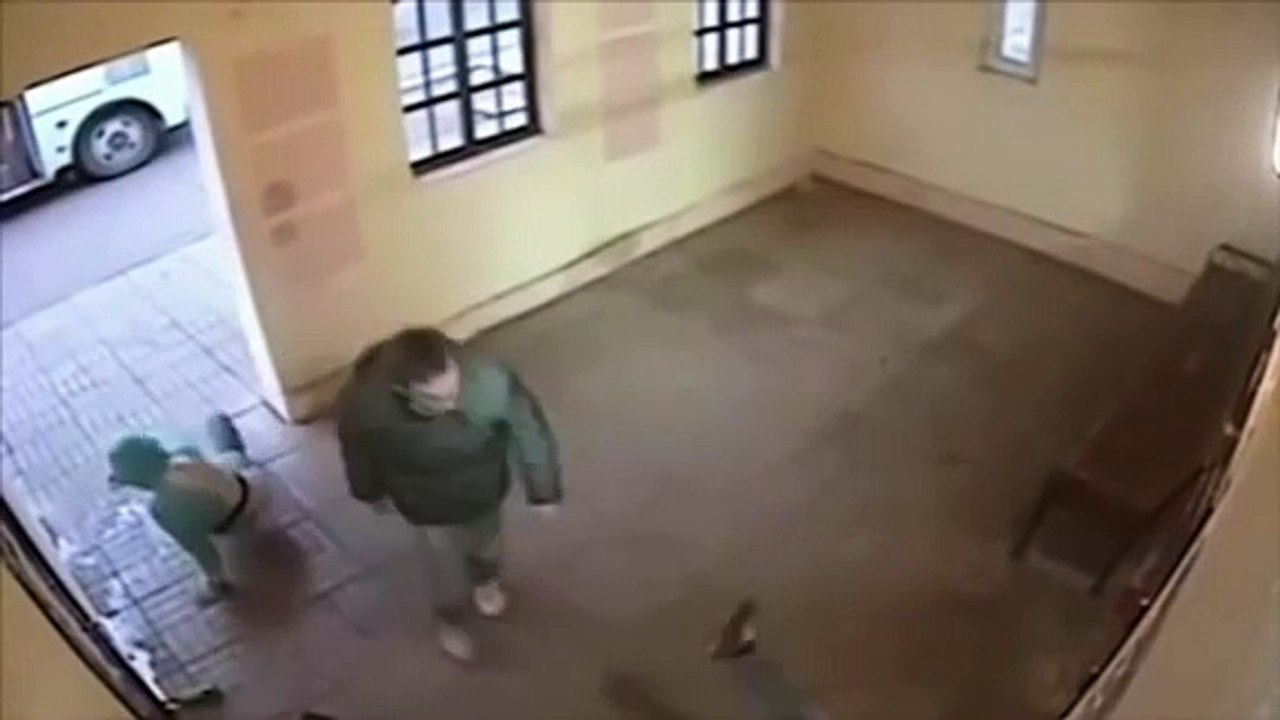 Un homme frappe une femme en pleine rue, mais il va rapidement le regretter!