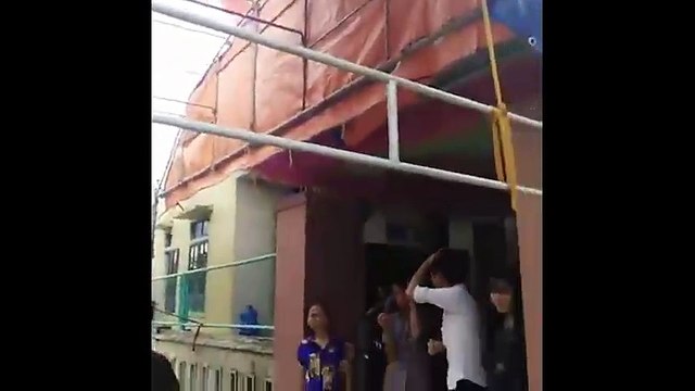 Mặc kệ lũ, người dân Quảng Bình vẫn tổ chức đám cưới sôi động thế này đây!