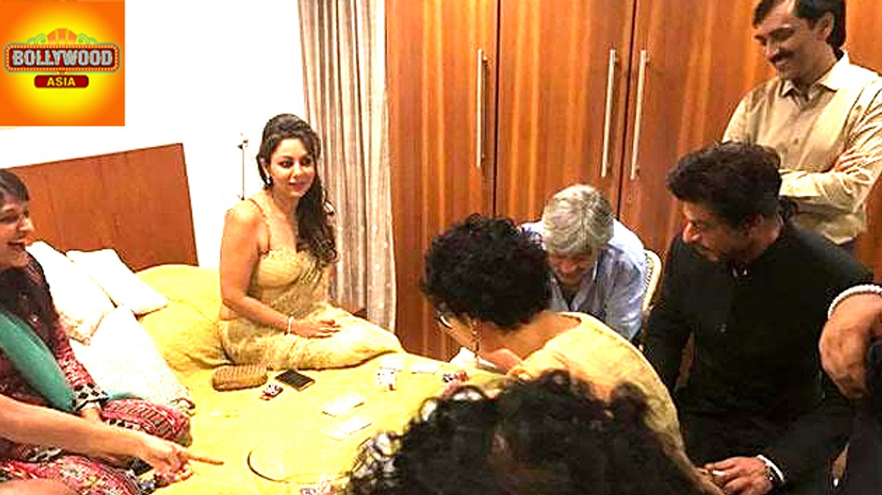 Shahrukh Khan And Gauri Khan Playing Cards At D...