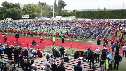 New Zealand schoolkids claim world's biggest haka