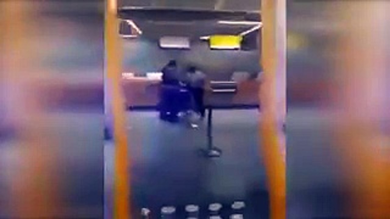 Almanya'da sebepsiz yere tesettürlü bir kadına elektro şok veren polise, meydan dayağı atan eş..