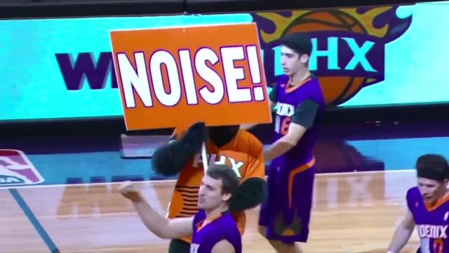 Backflip d'un danseur raté il se mange le sol et reprend comme si de rien n'était !