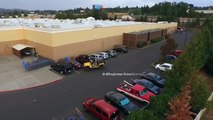 Ce conducteur vire une voiture d'un place de parking en la tractant avec sa jeep