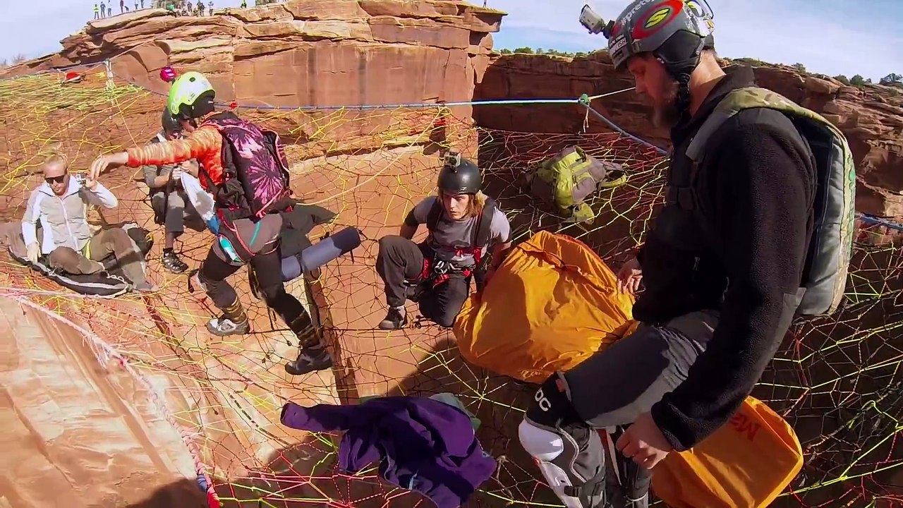 Saut en parachute à 120m du sol dans un Canyon !! Dingue et vertigineux!