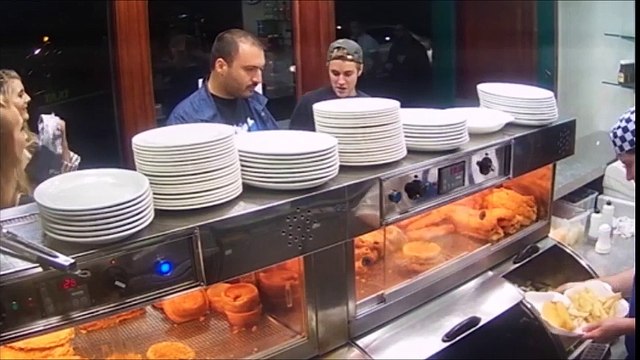 Justin Bieber se balade tranquille à Glasgow de nuit !