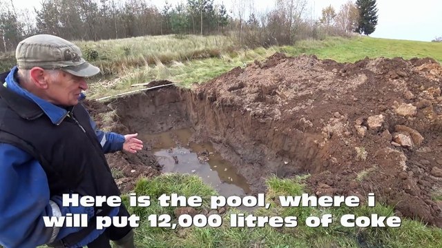 Ce vieux plonge avec sa voiture dans 12000 litres de Coca !