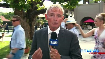 Bourrée elle interrompt un journaliste en direct à la TV pour une histoire de Portefeuille perdu