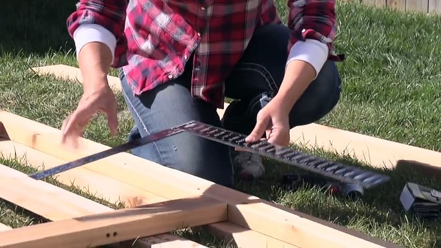 Lowe's Creative Ideas - Building an Outdoor Privacy Screen-ZiTI6TtRBpE