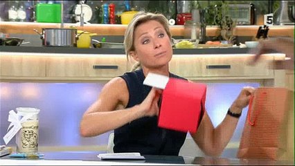 Le cadeau de Black M dans "C à vous" met Anne-Sophie Lapix dans tous ses états ! Regardez