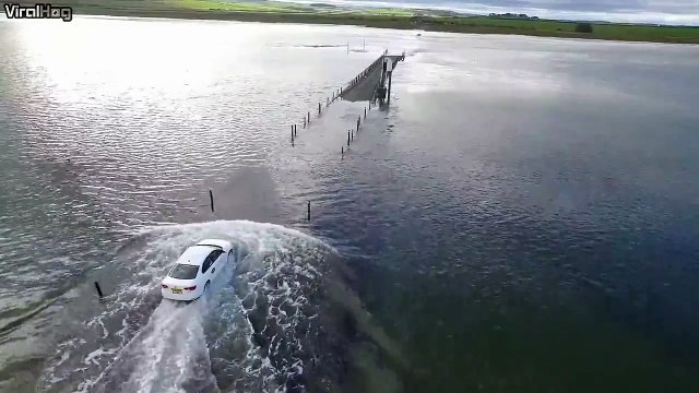 Il décide de traverser ce pont malgré une grosse inondation...