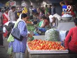 Price drop - angry farmers throw away tomatoes, Ahmedabad - Tv9 Gujarati