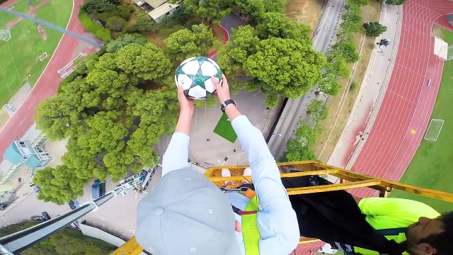 Luis Suarez contrôle un ballon lancé de 35 mètres de haut et à plus de 100 kmh