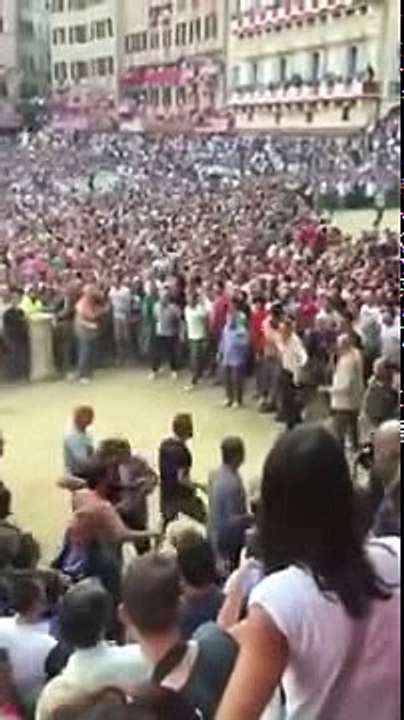 Non è il solito Palio di Siena! Guardate cosa è successo!