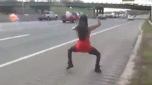 Cette femme se balade tranquillement au bord d'une route