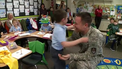 IL PAPA' TORNA DALL'IRAQ E FA UNA SORPRESA AL FIGLIO, EMOZIONANTE!!!